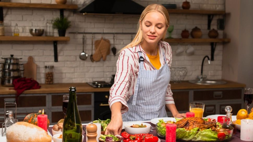 Cum să prepari saramura de pui fără să îți provoace arsuri la stomac. Ingredientul surpriză care reduce aciditatea usturoiului