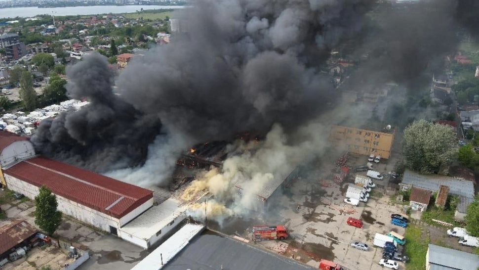 Incendiu violent, cu degajări mari de fum, la un depozit din București. Cursuri suspendate la o școală de lângă clădire. A fost emis un mesaj Ro-ALERT - VIDEO