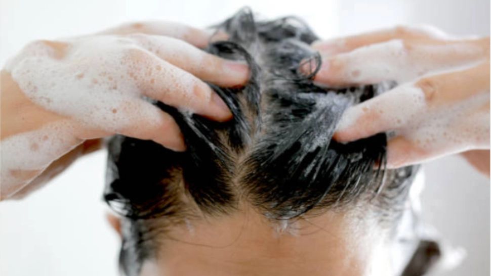 Cât de des trebuie să îți speli părul și cum îți dai seama că exagerezi cu acest proces. Stiliștii aruncă bomba 