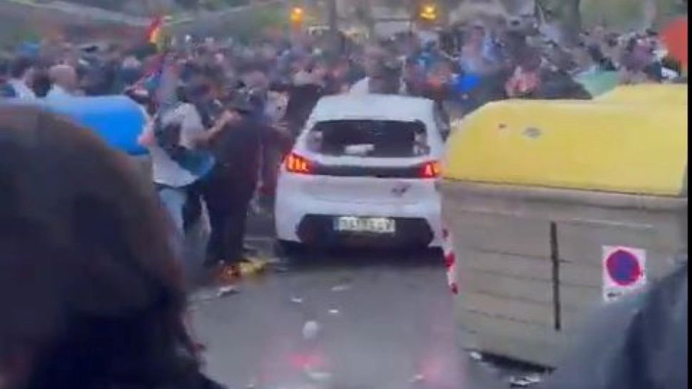Incidente la meciul Espanyol-FC Barcelona. Un individ a intrat în plin, în suporterii din fața stadionului VIDEO