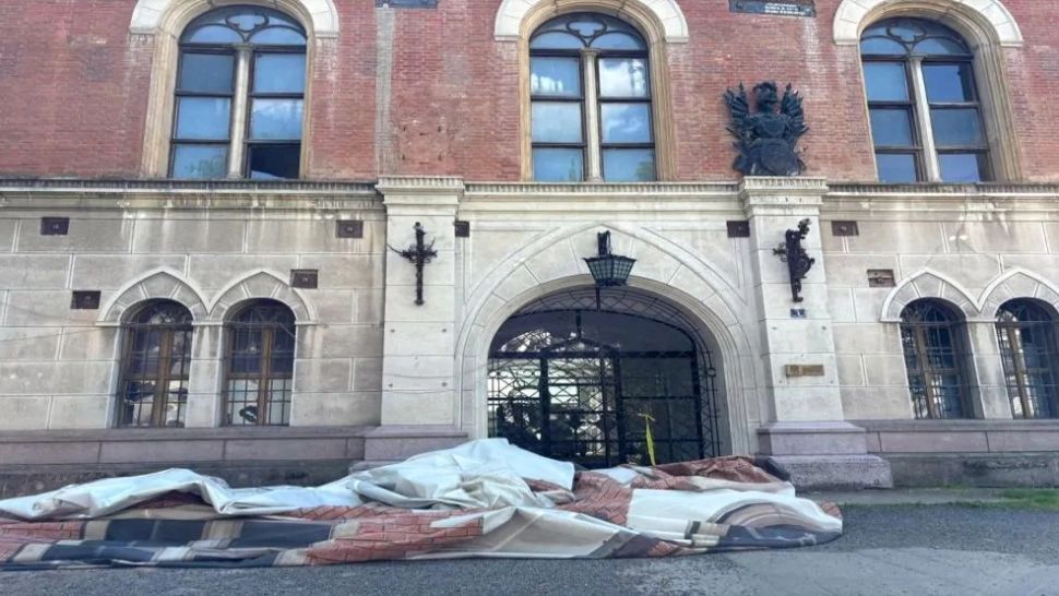 Dorel recidivează în stil mare. De data asta a distrus o statuie întreagă din fața unui castel, cu o vechime de peste 600 de ani