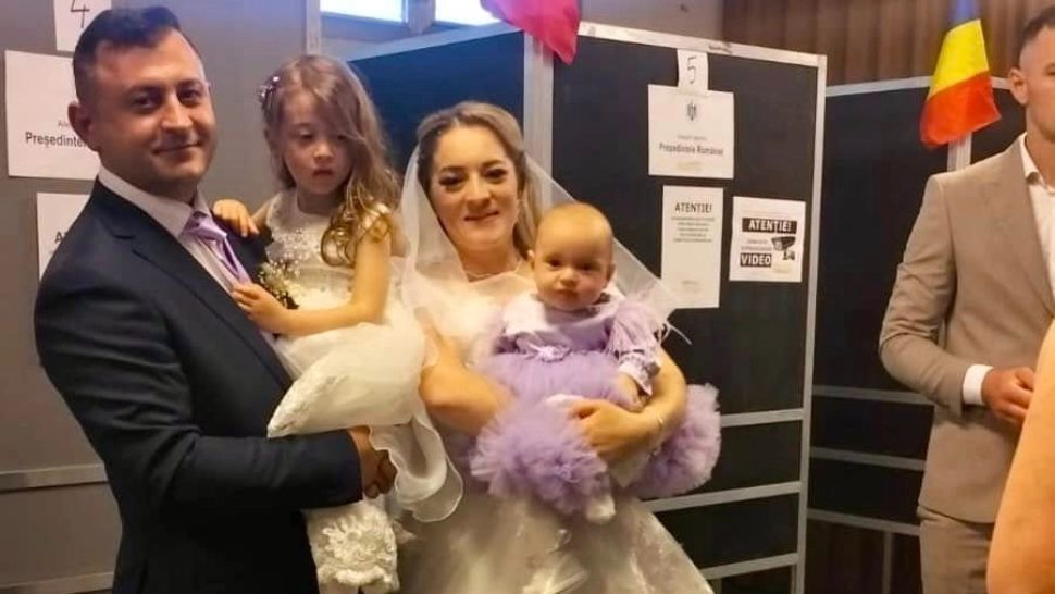 De la cununie, direct la vot. Două cupluri de români din Italia s-au dus la urne, imediat după ce și-au unit destinele