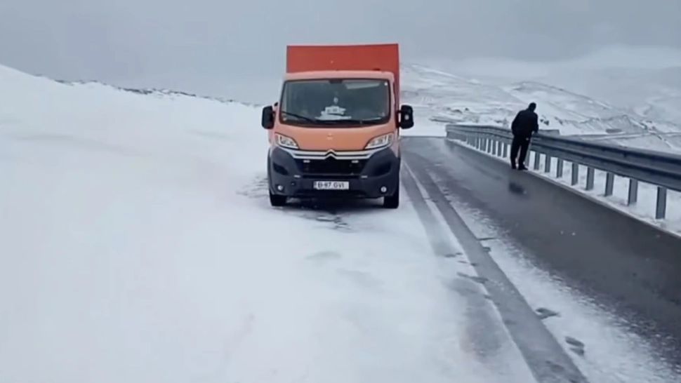 A nins din nou pe Transalpina. Vremea de iarnă amână redeschiderea șoselei montane - VIDEO