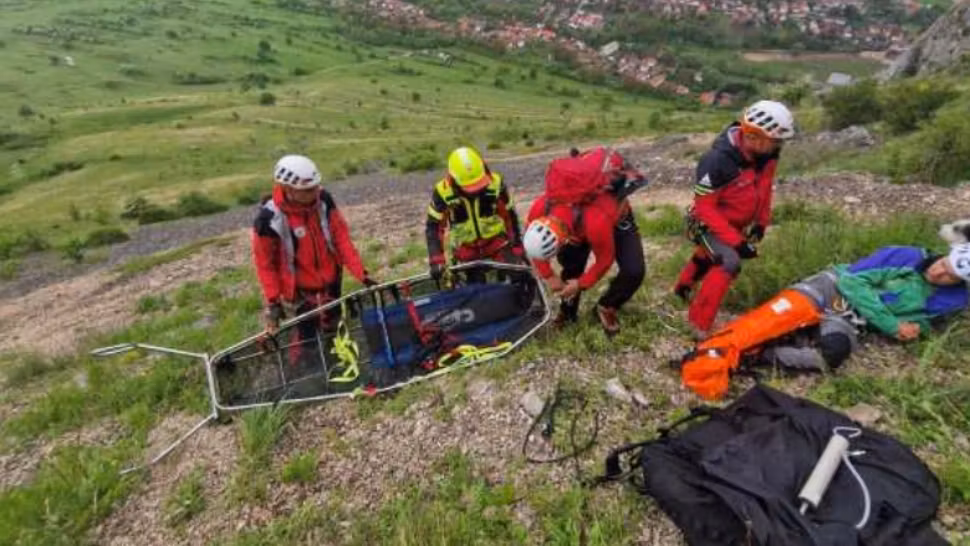 Drumeție în munți sfârșită prost: Un turist s-a ales cu fractură la picior. Salvatorii l-au transportat pe targă