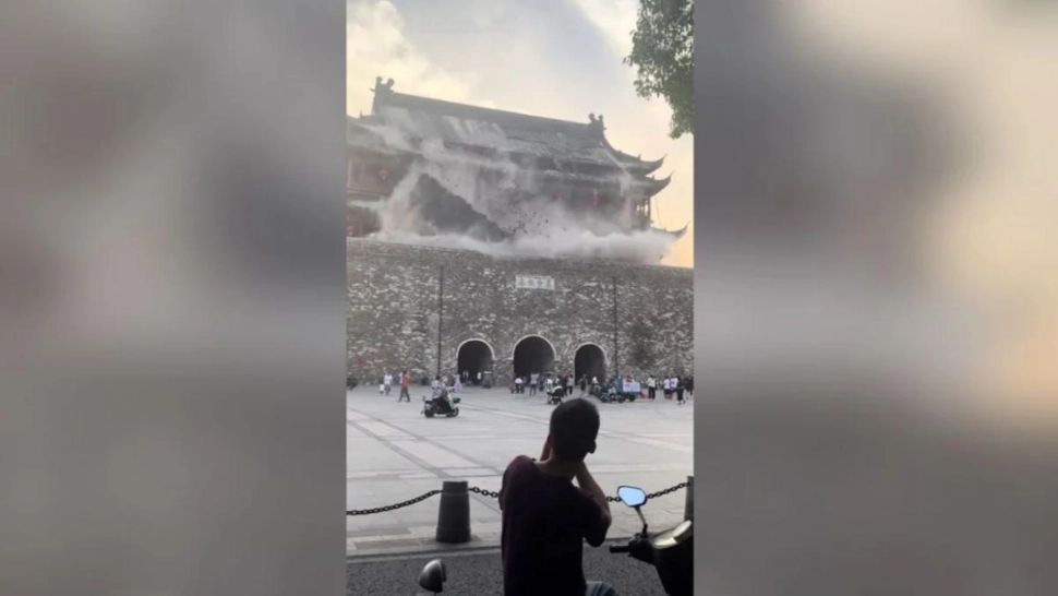 Panică într-un sit istoric din China: un turn vechi de peste șase secole s-a prăbușit. Turiștii fug speriați