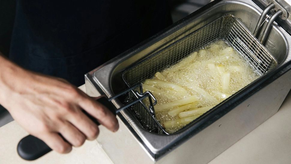 De câte ori poți să refolosești uleiul pentru prăjit, pentru a nu deveni toxic. Ce spun specialiștii