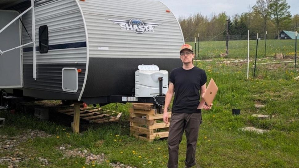 Inteligența artificială ia rând pe rând job-urile oamenilor. Un inginer software a fost înfrânt de revoluția AI și a rămas fără loc de muncă și fără salariul de 150.000 $