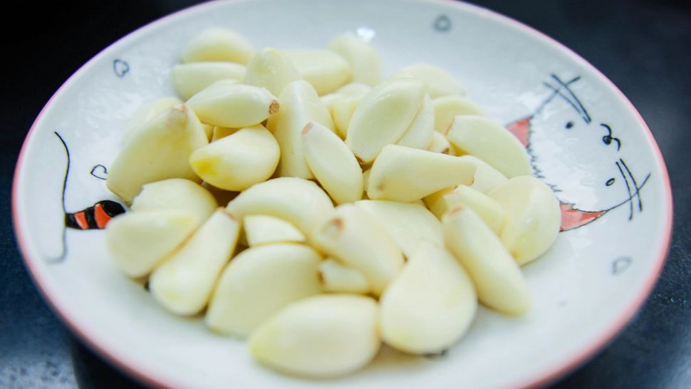 Remedii care combat mirosul neplăcut de usturoi din gură. Sunt naturale și la îndemâna oricui 