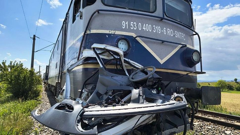 O persoană a MURIT după ce autoutilitara în care se afla a fost lovită de tren. Impact violent: victima a fost proiectată în afara autoturismului