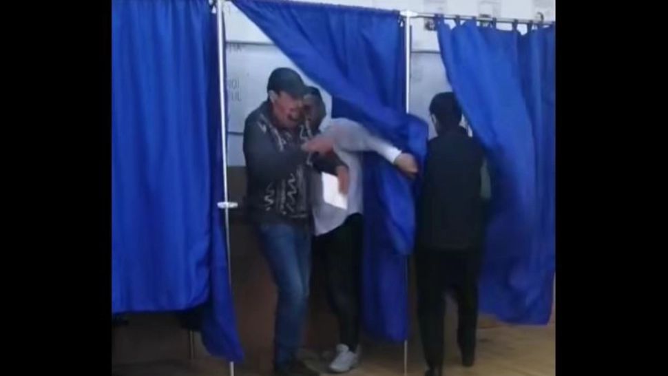 România, țara tuturor posibilităților. Scandal la o secție de vot din Olt: viceprimar PSD acuzat că a intrat în cabina de vot alături de alegători - VIDEO