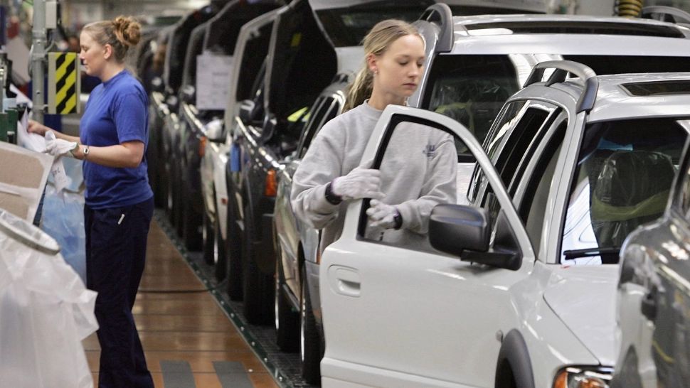 Războiul tarifelor între China și SUA pune pe butuci industria auto din Europa. Fabricile, aproape de închidere