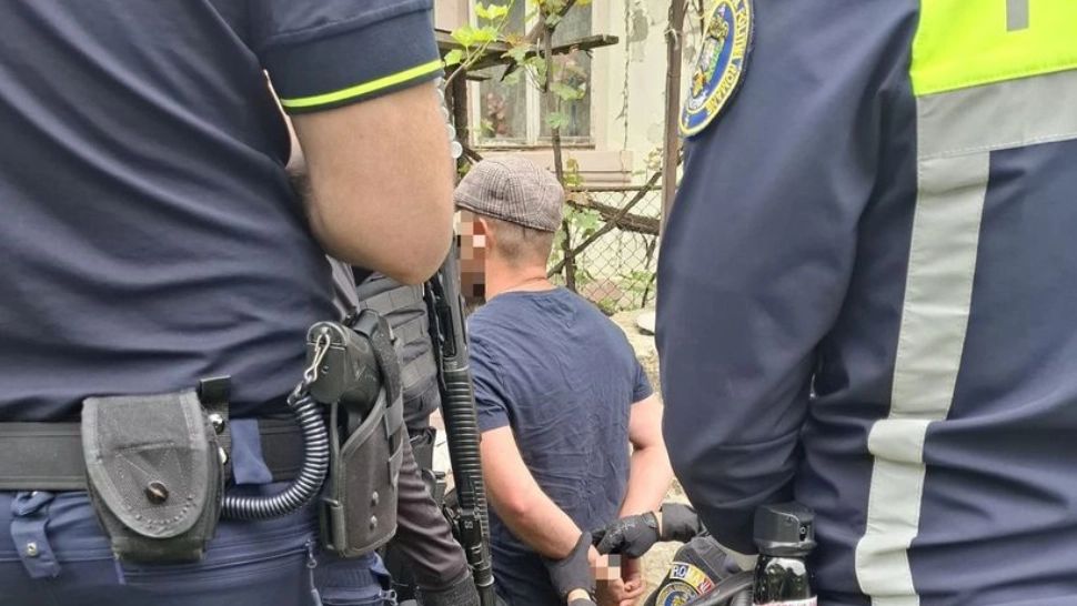 Intervenție în forță a polițiștilor din Vrancea pentru a opri un bărbat violent care își amenința familia. Cum a fost găsit agresorul?