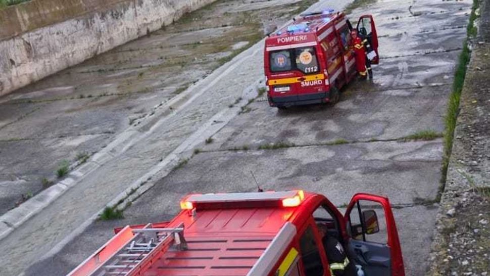 Un bărbat de 40 de ani a căzut cinci metri în albia râului Cuejdi. Autoritățile au intervenit de urgență