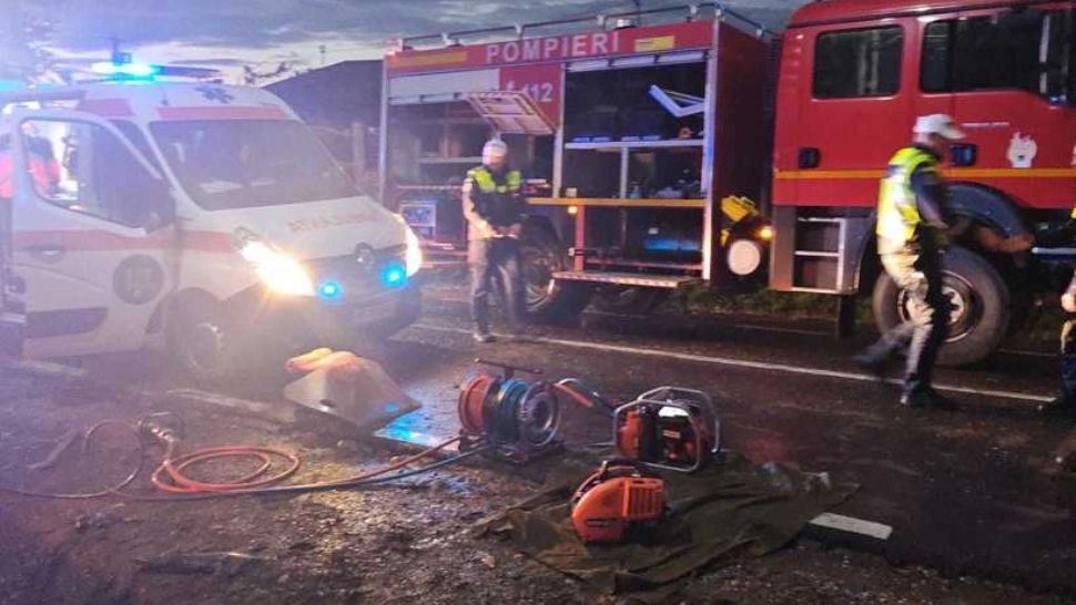 Grav accident rutier pe un drum din jud. Neamț. Un tânăr de 19 ani a murit, alte 2 persoane au fost rănite