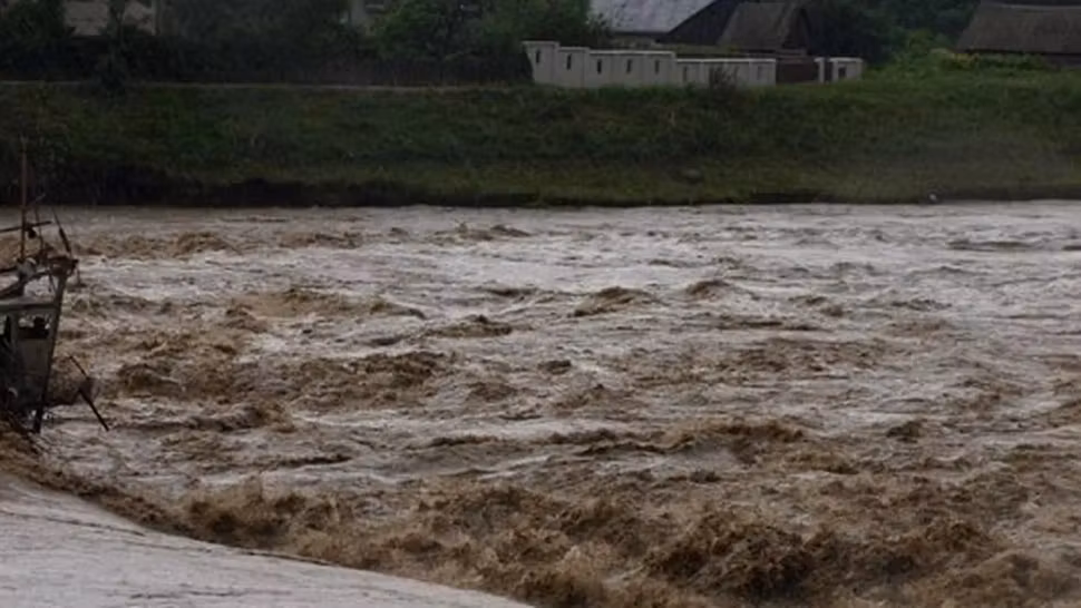 O persoană a fost luată de ape lângă București. Scafandri intervin pentru salvarea ei 