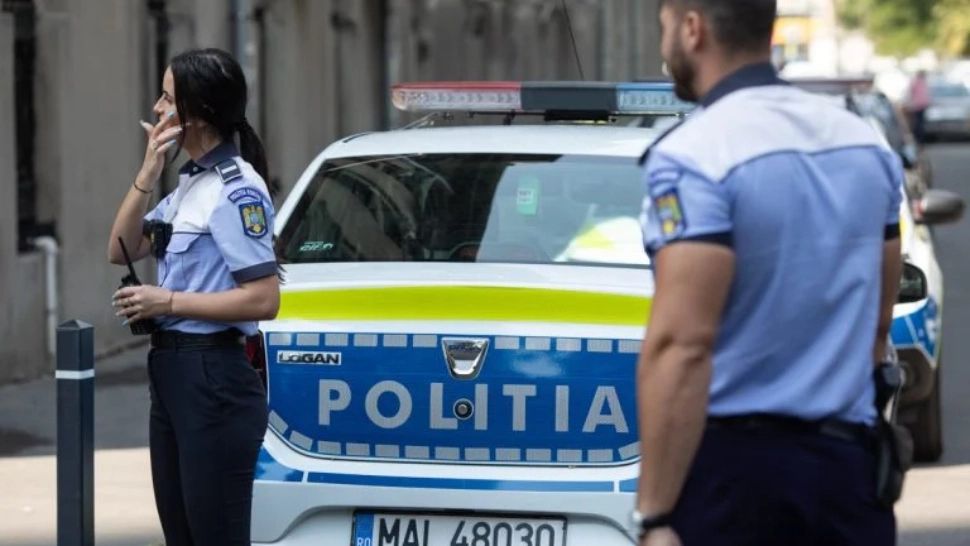 Scandal în stradă: patru persoane, reținute după ce au bătut un bărbat și i-au distrus poarta gospodăriei