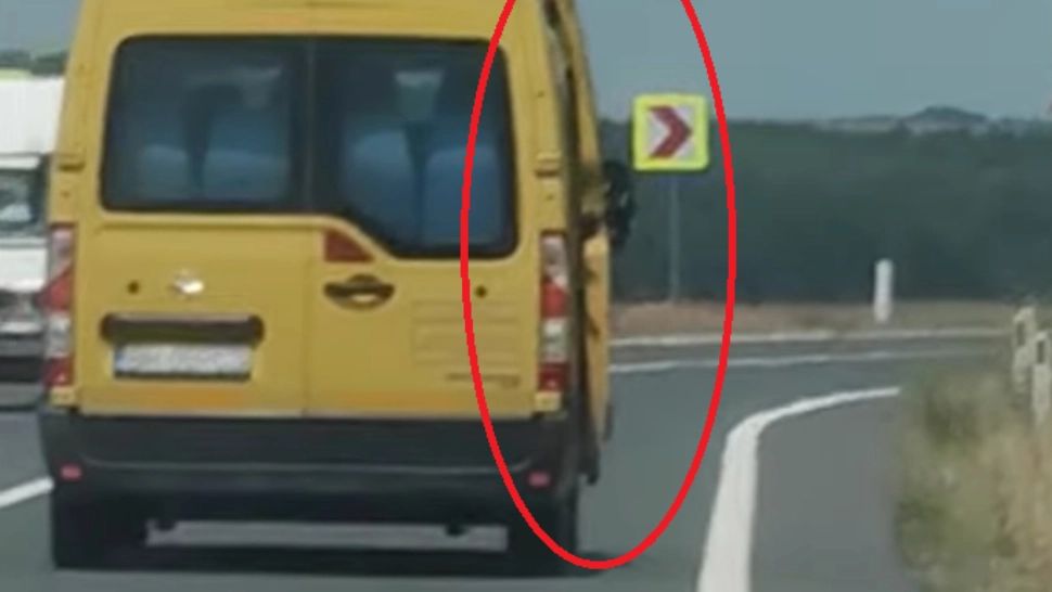 Microbuz școlar, filmat în timp ce mergea cu ușa deschisă: imagini uluitoare VIDEO