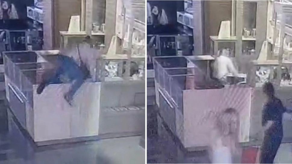 Atac BRUTAL  într-un mall din Timișoara. O vânzătoare, lovită de un bărbat mascat. Agentul de pază a luat-o la fugă - VIDEO