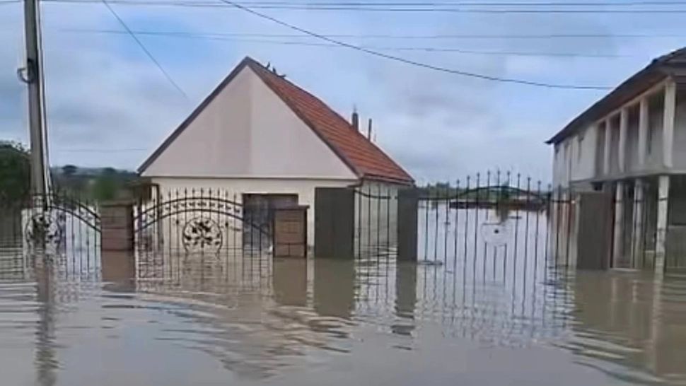 PERICOLUL nu a trecut! Avertizări Cod portocaliu și Cod galben de INUNDAȚII pe râurile din 20 de județe ale țării