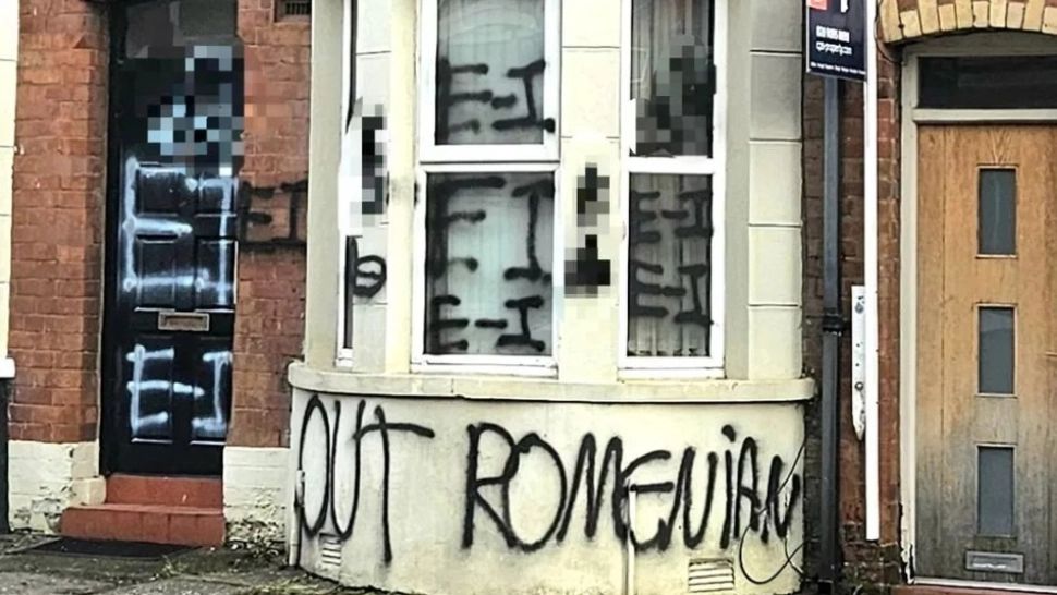 Continuă vânătoarea de români în Irlanda de Nord. Casele au fost mâzgălite cu graffiti „Out Romanian”