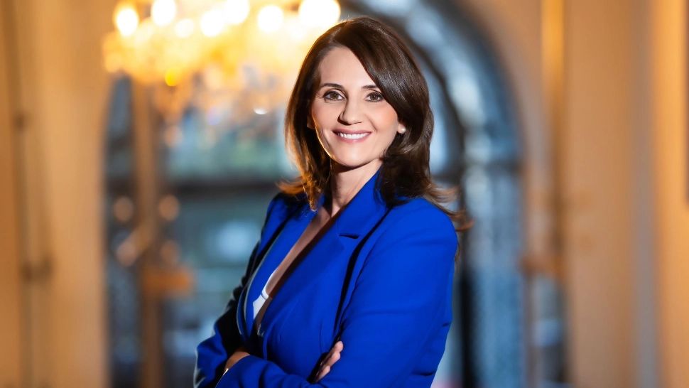 Anca Alexandrescu o face praf pe Oana Țoiu în legătură cu deplasarea în Rusia, din 2014. S-a dus să-i învețe pe tineri să facă mături model Harry Potter