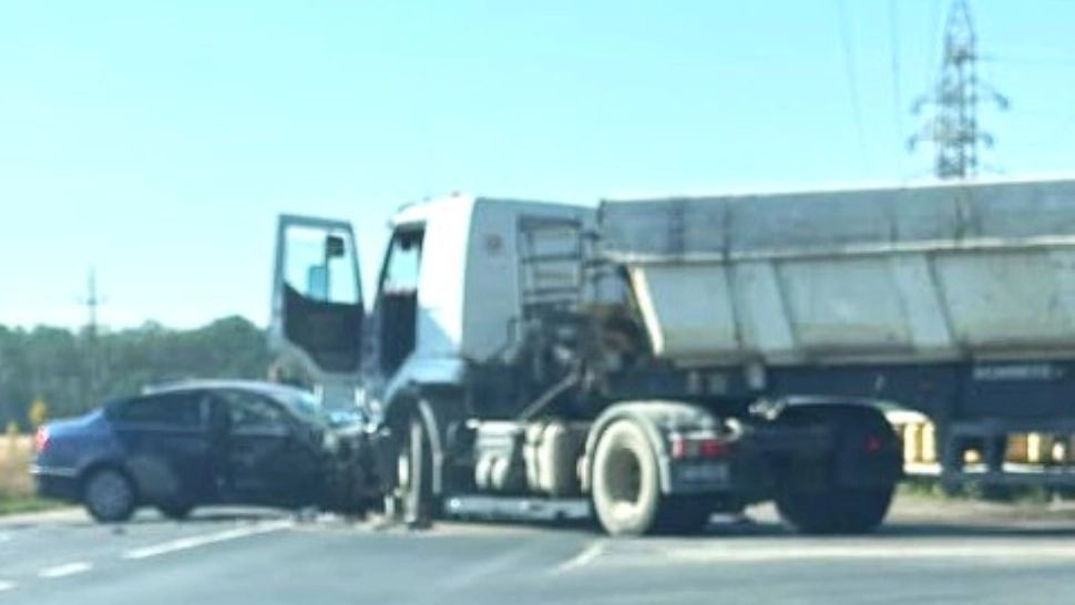 Accident grav pe DN71, în Dâmbovița: victima  coliziunii dintre un TIR și un autoturism este un tânăr de 18 ani