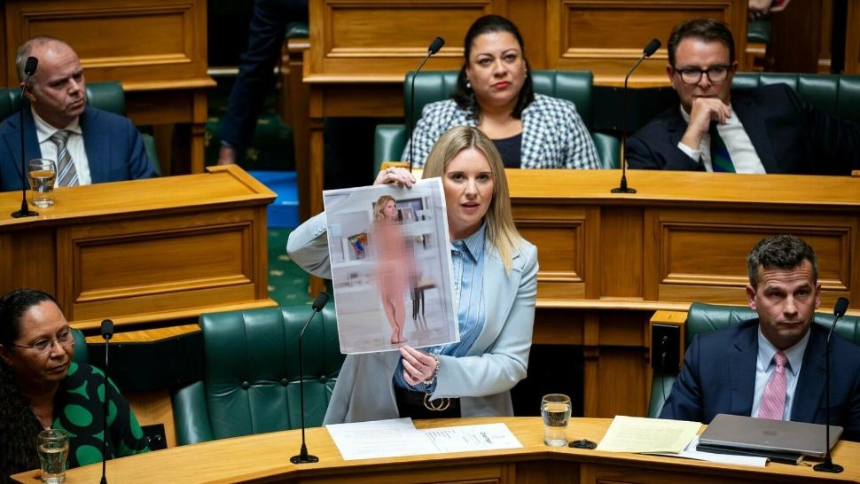 Scene neașteptate în Parlament. Premierul unei țări a expus în fața colegilor o fotografie în care apare nud: „Mi-a fost scârbă, dar era necesar”