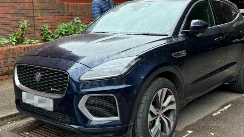 Un cuplu și-a recuperat singur Jaguarul furat, după ce poliția a refuzat să intervină deși știa unde se află. Cum au „furat” mașina de la hoți?