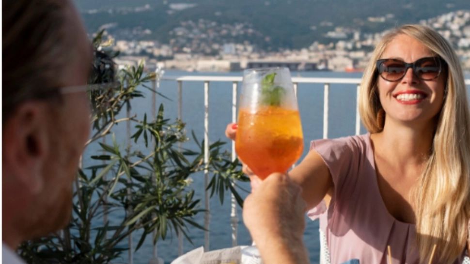 Cât mai costă mâncarea în Grecia în 2025? Prețurile actualizate i-au lăsat pe turiștii români cu gura căscată