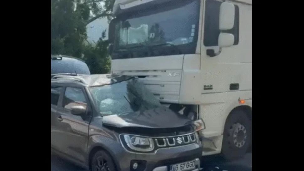 Accident grav, la intrarea în Băile Herculane: două victime, după ce un autoturism s-a lovit cu un autocamion