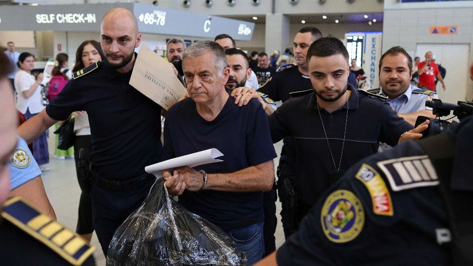 Ionuț Costea, cumnatul lui Mircea Geoană, adus în țară, sub escortă, pentru a-și ispăși pedeapsa de 6 ani de detenție pentru luare de mită - GALERIE FOTO