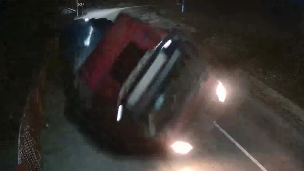   Un tânăr de 29 de ani a scăpat ca prin minune după ce TIR-ul pe care-l conducea s-a răsturnat, într-o curbă