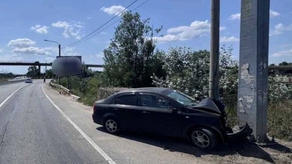 S-a urcat băut la volan și a intrat cu mașina într-un stâlp! Accident grav la Craiova