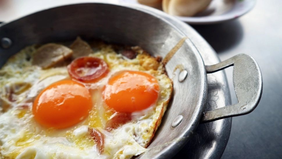 Ouă prăjite reinventate: ingredientul simplu care le face crocante și irezistibile, inspirat din bucătăria asiatică. Doar bucătarii de TOP îl folosesc