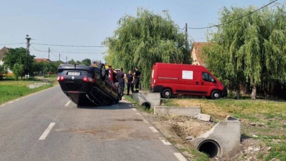 Accident demn de cascadorii râsului în județul Timiș. O mașină s-a răsturnat în mijlocul șoselei, după ce a lovit un cap de pod