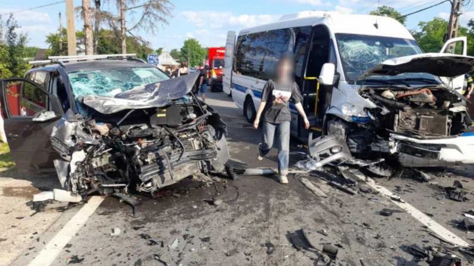 Accident deosebit de grav în Botoșani. 10 persoane rănite în urma impactului dintre un micorbuz și o mașină