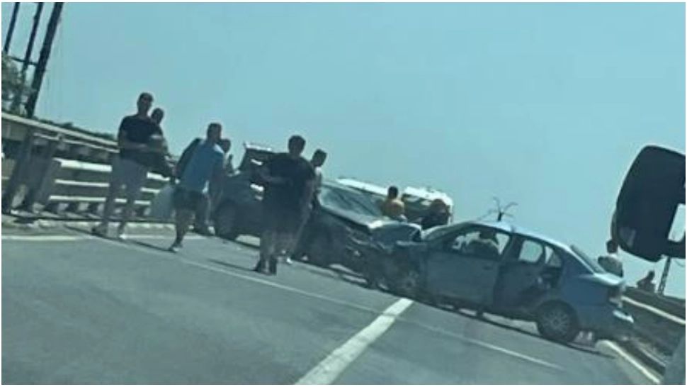 Trafic blocat în județul Bihor! Două persoane au fot rănite, după ce două mașini s-au ciocnit violent 