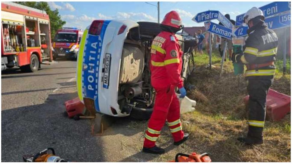 Accident în Neamț. O autospecială de poliție, coliziune cu un alt autoturism: doi bărbați reținuți pentru tâlhărie, răniți 