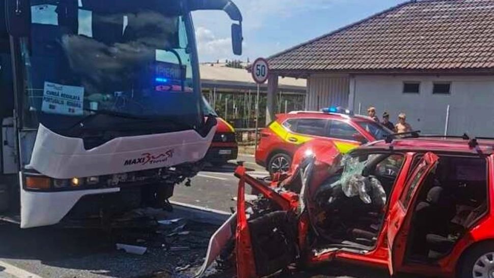 Impact violent între un autocar și o mașină în județul Bihor! 2 morți și un minor rănit. A fost trimis elicopterul SMURD