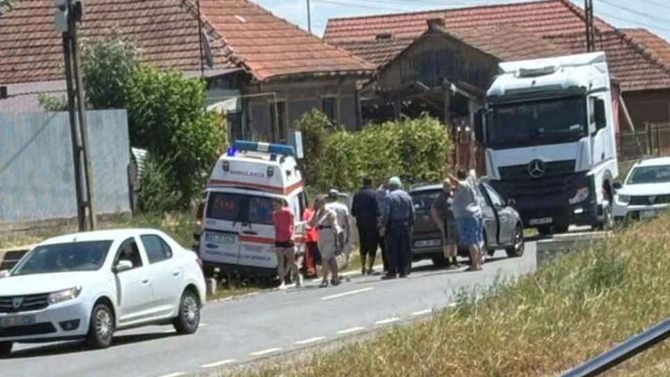 Accident rutier în Bihor: o ambulanță a fost lovită de un autoturism. Victima este o asistentă medicală