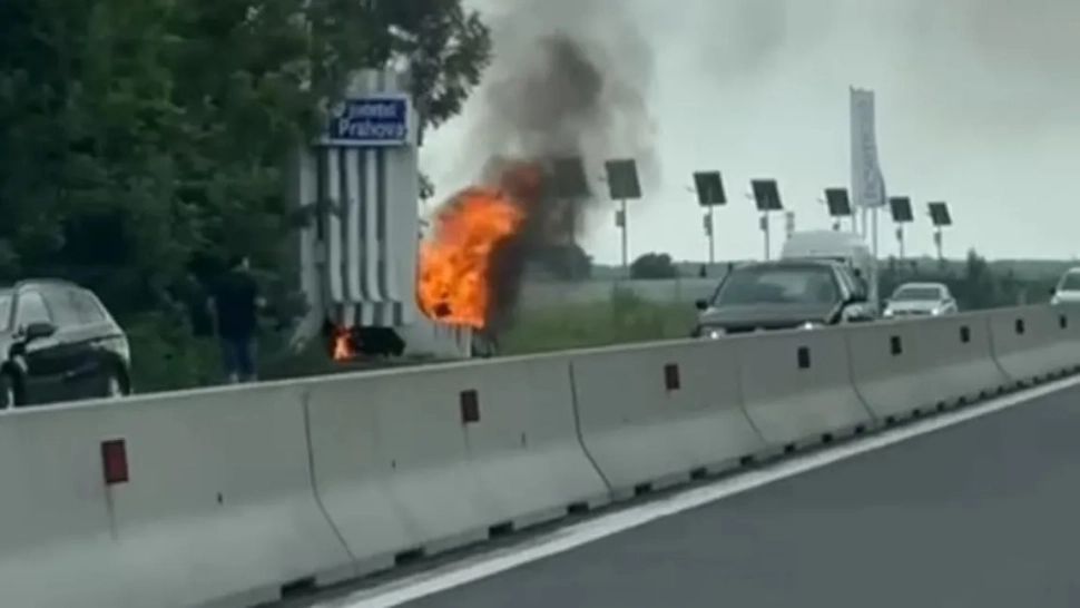 Accident grav pe DN1, lângă Ciolpani: mașină, în flăcări după ce a lovit o bornă kilometrică, iar șoferul a rămas blocat înăuntru