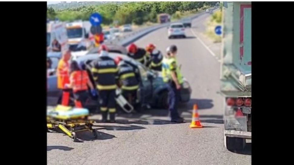 Accident grav la Neptun: impact violent între două mașini. Două persoane, încarcerate: au fost trimise ambulanțe și elicopterul SMURD - FOTO
