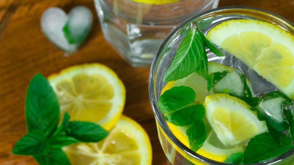 Cum se prepară "apa de busuioc" și ce beneficii are pentru sănătate. Este elixirul tinereții!