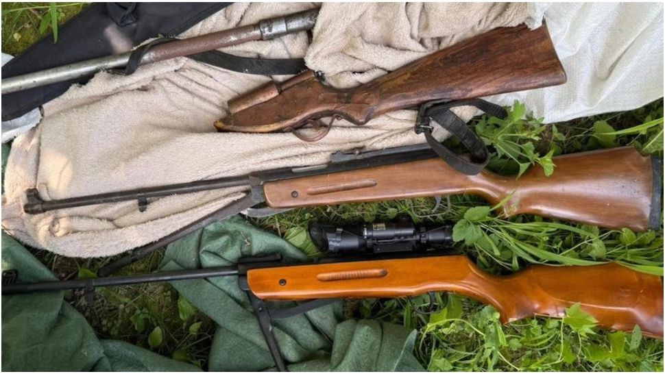 Bărbat plasat sub control judiciar, după ce și-a amenințat veciunul cu un pistol. Polițiștii au descoperit un adevărat aresenal în casa lui 