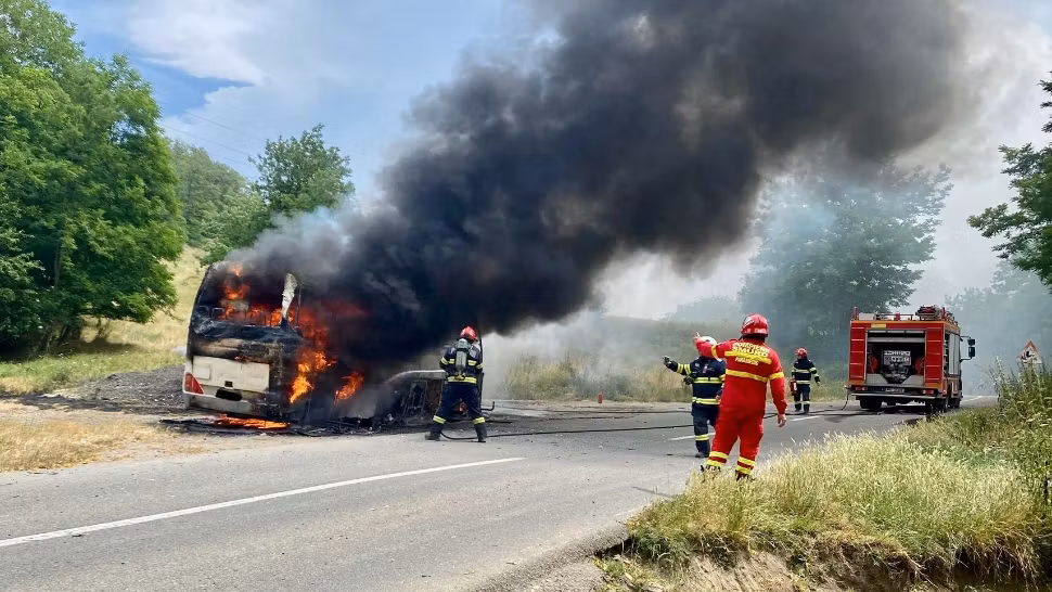 Imagini de coșmar. Un autocar s-a făcut scrum pe o șosea din județul Sibiu. Cine se afla în vehicul? - FOTO