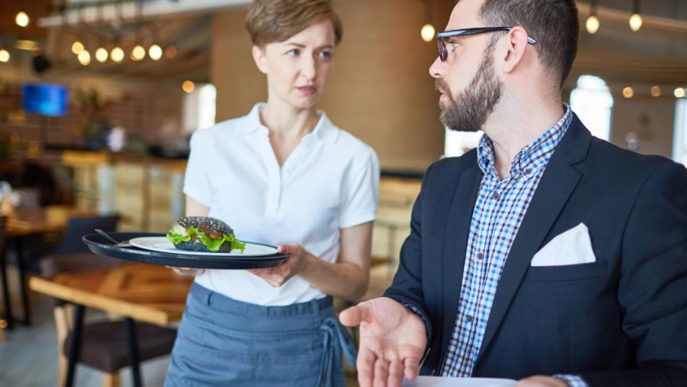 5 situații în care chiar poți alege să nu lași bacșiș. Reguli nescrise pe care trebuie să le știi înainte să plătești