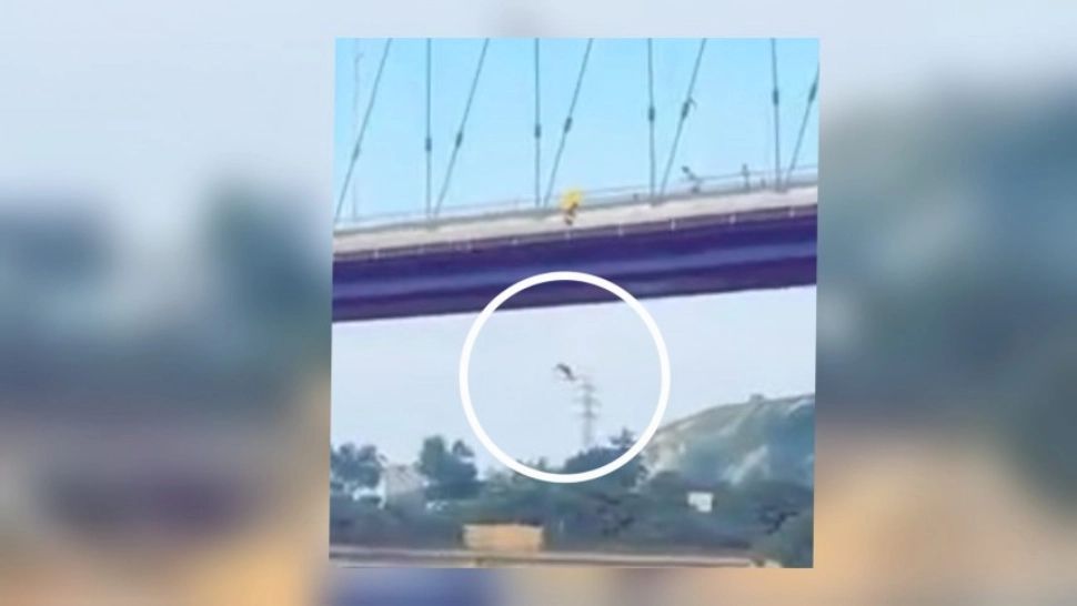 Tânăr mort în urma unei provocări pe TikTok. S-a aruncat în gol de pe podul de la Murfatlar - VIDEO