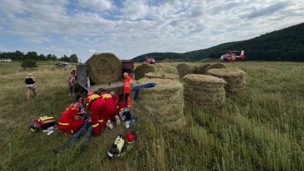 Sfârșit tragic pentru un bărbat din Timișoara. A murit după ce a căzut balotul de paie peste el