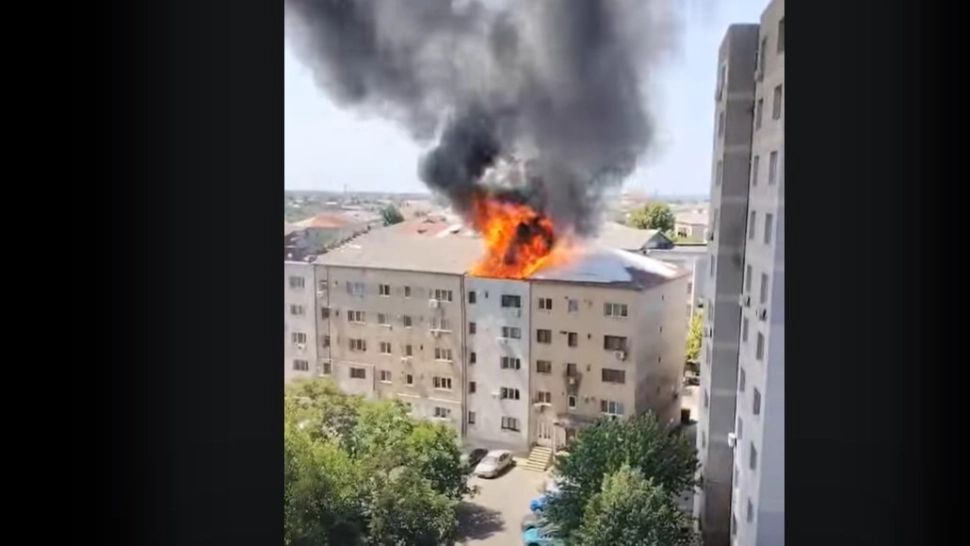 Incendiu izbucnit într-un bloc din Slatina. Aproximativ 300 de metri pătraţi, mistuiţi de flăcări VIDEO