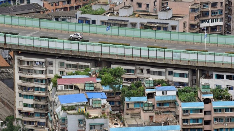 Orașul unde locuințele tremură din cauza unui drum construit la doar câțiva metri deasupra sufrageriilor